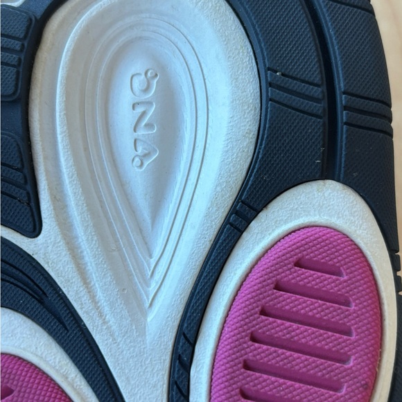 Brooks women’s running shoe 9.5 M - Picture 6 of 7